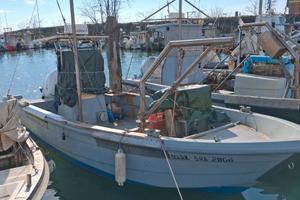 Barca attrezzata per la pesca vongole e cozze