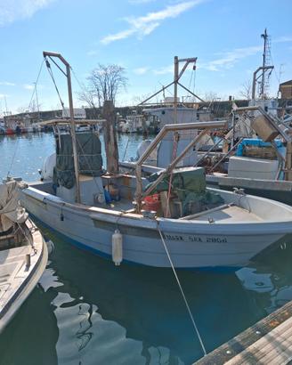 Barca attrezzata per la pesca vongole e cozze