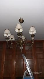 lampadario con gocce di cristallo e paralumi in te