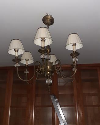 lampadario con gocce di cristallo e paralumi in te