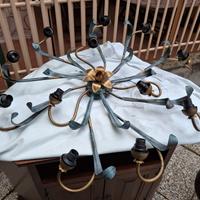 lampadario ferro battuto e mobile angoliera 