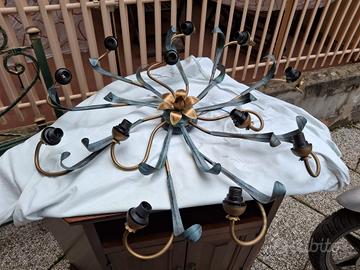 lampadario ferro battuto e mobile angoliera 