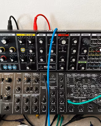 Behringer Model 15 - Sintetizzatore Semi-Modulare