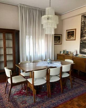 Appartamento di 250 m² con più di 5 locali e box a
