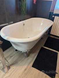 Vasca freestanding stile rétro piedini decorativi