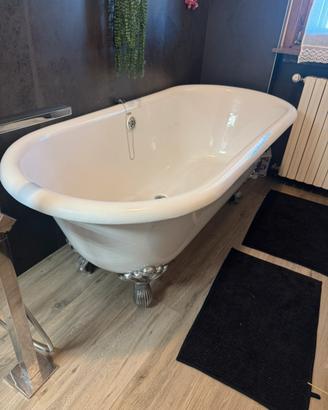 Vasca freestanding stile rétro piedini decorativi