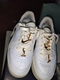 Air Force 1 Platform con charms oro 