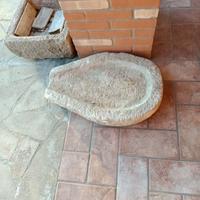 Manufatti in pietra datati in trachite  e  granito