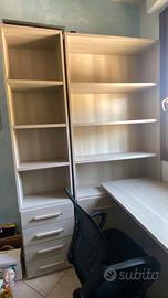 Scrivania con sedia, due librerie e una vetrina 