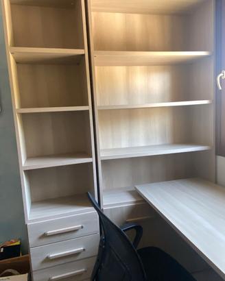 Scrivania con sedia, due librerie e una vetrina 