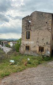 Rustico da ristrutturare in centro a Pescantina