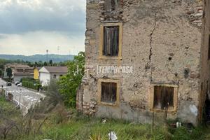 Rustico da ristrutturare in centro a Pescantina