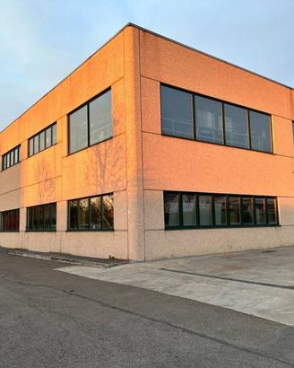 Immobile di 2350 m² con più di 5 locali a Modena