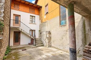 CASA SEMINDIPENDENTE A BRENO