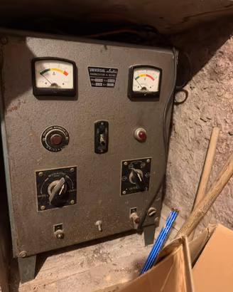 Caricabatterie vintage universal electric