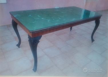 Tavolo con vetro opalino.