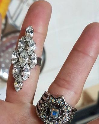Coppia di anelli vintage in acciaio con zirconi