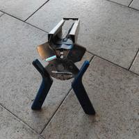 Pinza legatrice per vigneto con punti metallici