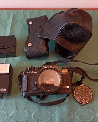 Macchina fotografica analogica Yashica e accessori