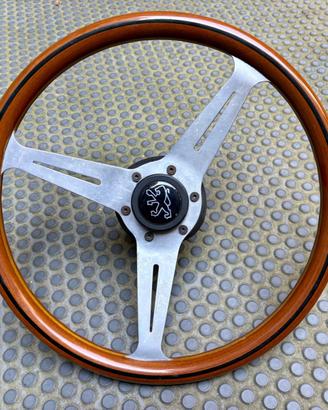 Volante Nardi con logo Pegeout e mozzo Pegeout