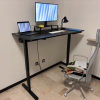 Scrivania elettrica rialzabile spaziosa e solida