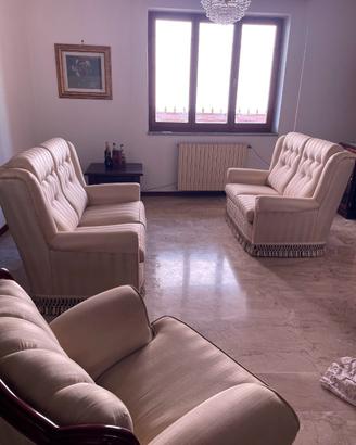 Set divani più poltrona 