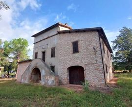 CASALE SINGOLO CON TERRENO NELLA CAMPAGNA S