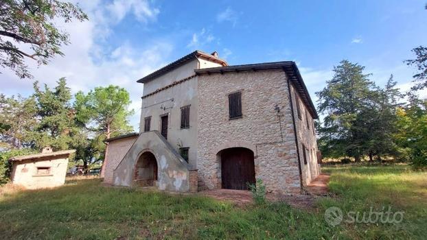 CASALE SINGOLO CON TERRENO NELLA CAMPAGNA S