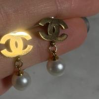 Orecchini eleganti argentati con la perla