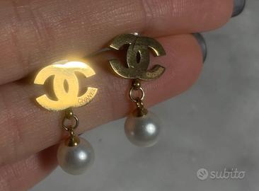 Orecchini eleganti argentati con la perla