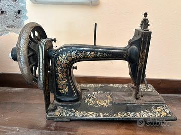 Macchina da cucire vintage antiquariato