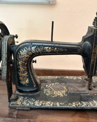 Macchina da cucire vintage antiquariato