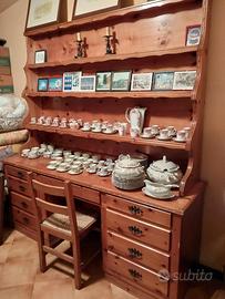 Antica credenza con piattaia 