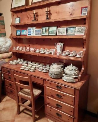 Antica credenza con piattaia 