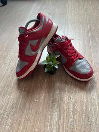 Nike dunk grigie e rosse