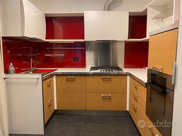 Cucina completa con elettrodomestici