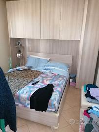 Camera matrimoniale con armadio a ponte e letto co