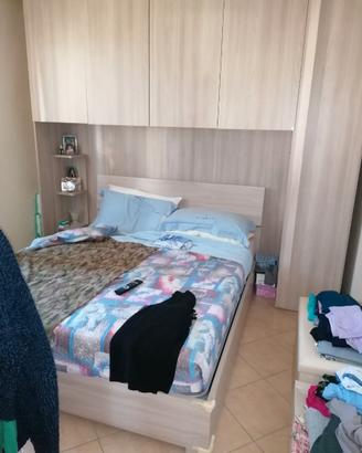 Camera matrimoniale con armadio a ponte e letto co