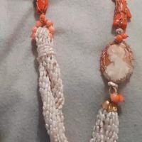 Collana lunga corallo e perle con cameo