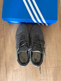 Scarpe adidas di colore grigio