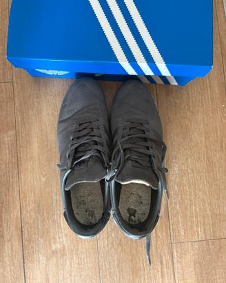 Scarpe adidas di colore grigio