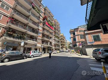 NEGOZIO A NAPOLI