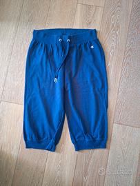 pantaloni sotto al ginocchio