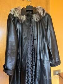 Giacca in pelle con cappuccio di pelliccia