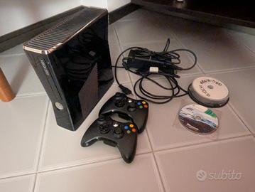 XBOX 360 con 2 controller e giochi