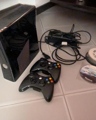XBOX 360 con 2 controller e giochi