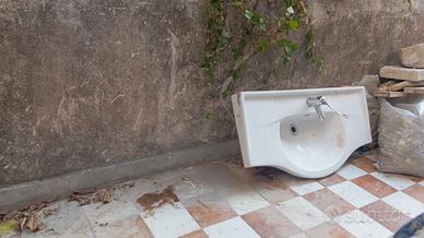 lavabo da bagno intatto 