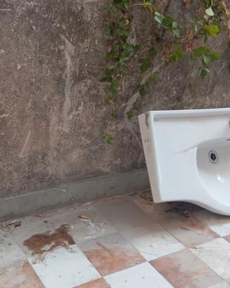 lavabo da bagno intatto 