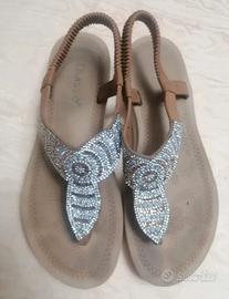 Sandali marroni con elastico e strass n. 39