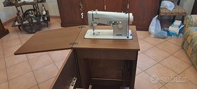 Macchina da cucire Necchi vintage con mobile